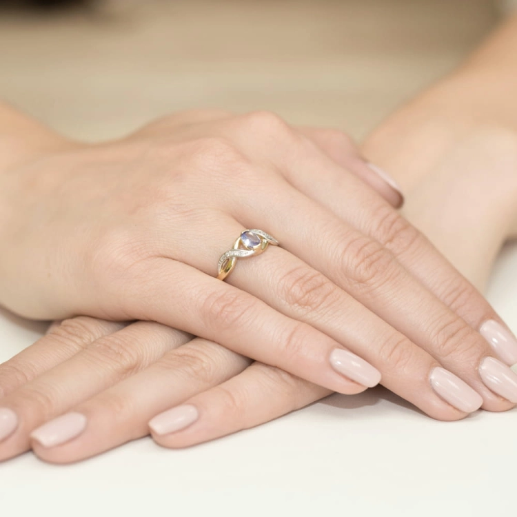 Pierścionek zaręczynowy z żółtego złota z tanzanitem i diamentami 0,05ct Fire Of Love BW-28-tanzanit