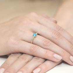 Pierścionek zaręczynowy z żółtego złota z topazem i diamentami 0,05ct Fire Of Love BW-66-topaz