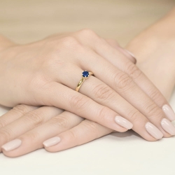 Pierścionek zaręczynowy z żółtego złota z szafirem i diamentami 0,01ct Fire Of Love BW-74-szafir