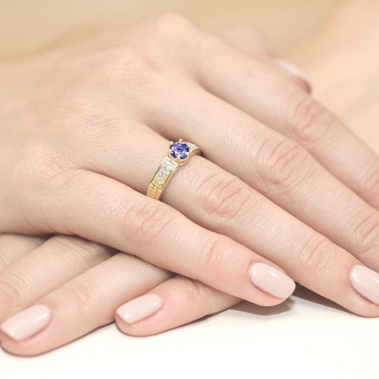 Pierścionek zaręczynowy z żółtego złota z tanzanitem i diamentami 0,08ct Fire Of Love  BW-75-tanzanit