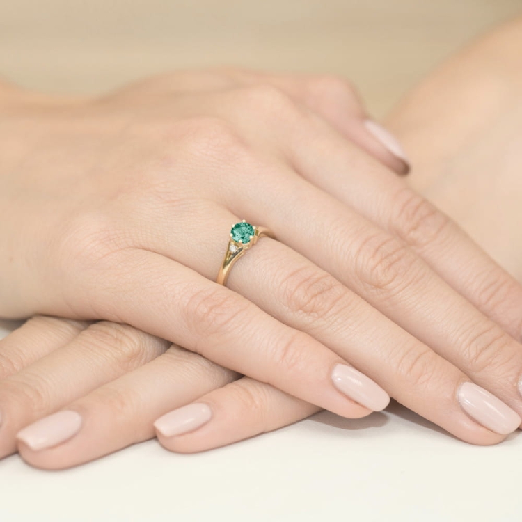 Pierścionek zaręczynowy z żółtego złota z szmaragdem i diamentami 0,03ct Fire Of Love BW-76-szmaragd
