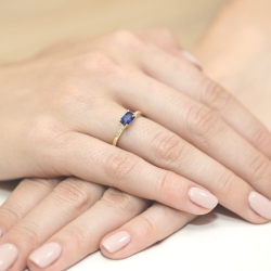 Pierścionek zaręczynowy z żółtego złota z szafirem i diamentami 0,03ct Fire Of Love BW-77-szafir