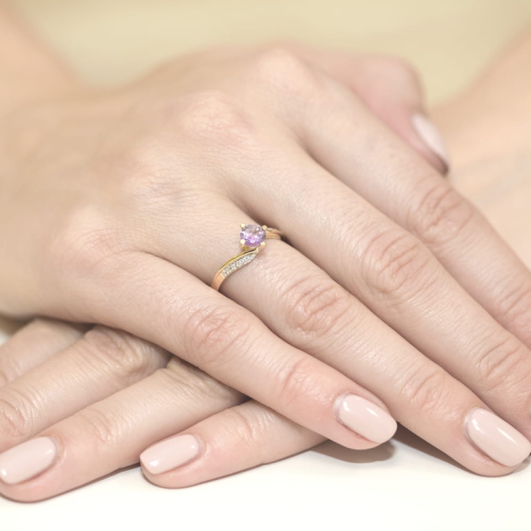 Pierścionek zaręczynowy z żółtego złota z ametystem i diamentami 0,05ct Fire Of Love BW-84-ametyst