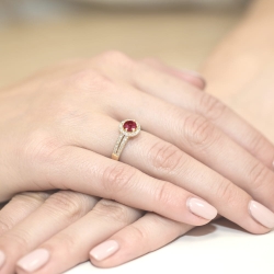 Pierścionek zaręczynowy z żółtego złota z rubinem i diamentami 0,20ct Fire Of Love BW-87-rubin