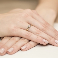 Pierścionek zaręczynowy z żółtego złota z diamentem 0,04ct Fire Of Love BW-88