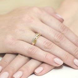 Pierścionek zaręczynowy z żółtego złota z diamentami 0,06ct Fire Of Love BW-90