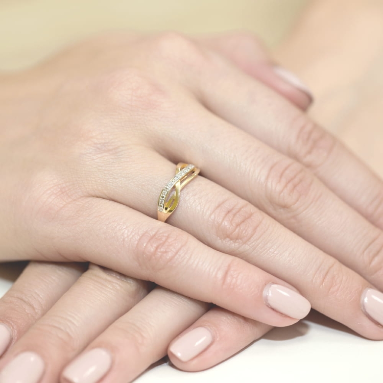 Pierścionek zaręczynowy z żółtego złota z diamentami 0,06ct Fire Of Love BW-90