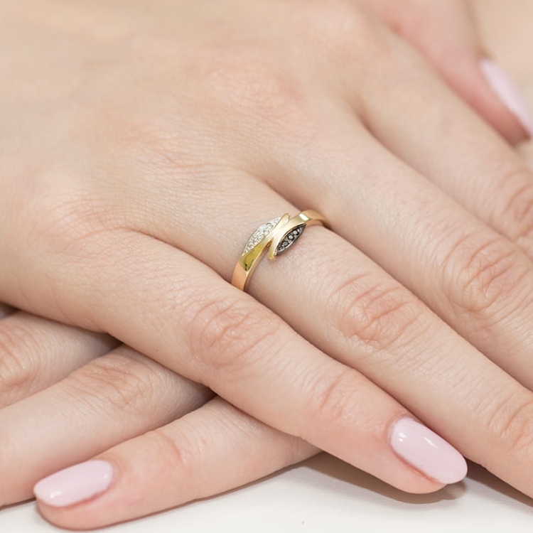 Pierścionek zaręczynowy z żółtego złota z czarnymi i białymi diamentami 0,03ct Fire Of Love BW-107