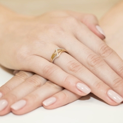 Pierścionek zaręczynowy z żółtego złota z diamentami 0,03ct Fire Of Love BW-114