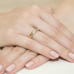 Pierścionek zaręczynowy z żółtego złota z diamentami 0,02ct Fire Of Love BW-118