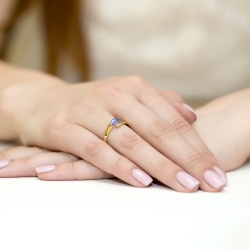 Pierścionek zaręczynowy z żółtego złota z tanzanitem i diamentami 0,05ct Fire Of Love BW-119-tanzanit