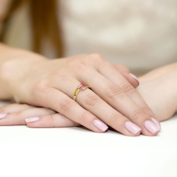 Pierścionek zaręczynowy z żółtego złota z rubinem i diamentami 0,05ct Fire Of Love BW-119-rubin