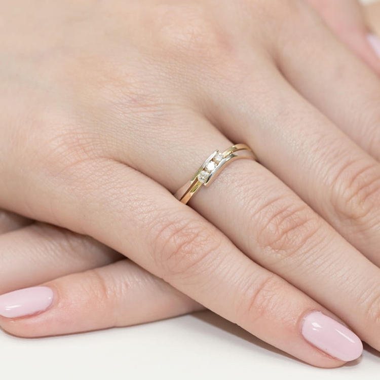 Pierścionek zaręczynowy z żółtego złota z diamentami 0,12ct Fire Of Love BW-159