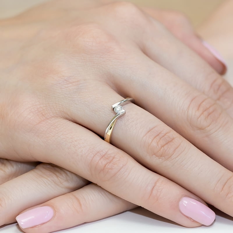 Pierścionek zaręczynowy z żółtego złota z diamentem 0,10ct Fire Of Love BW-180