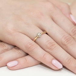 Pierścionek zaręczynowy z żółtego złota z diamentem 0,04ct Fire Of Love BW-187