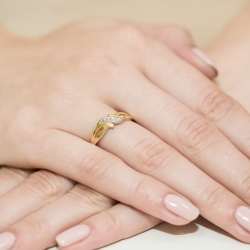 Pierścionek zaręczynowy z żółtego złota z diamentami 0,02ct Fire Of Love BW-192