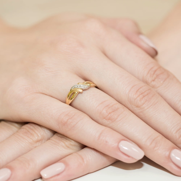 Pierścionek zaręczynowy z żółtego złota z diamentami 0,02ct Fire Of Love BW-192