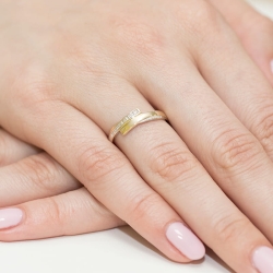 Pierścionek zaręczynowy z żółtego złota z diamentami 0,02ct Fire Of Love BW-196
