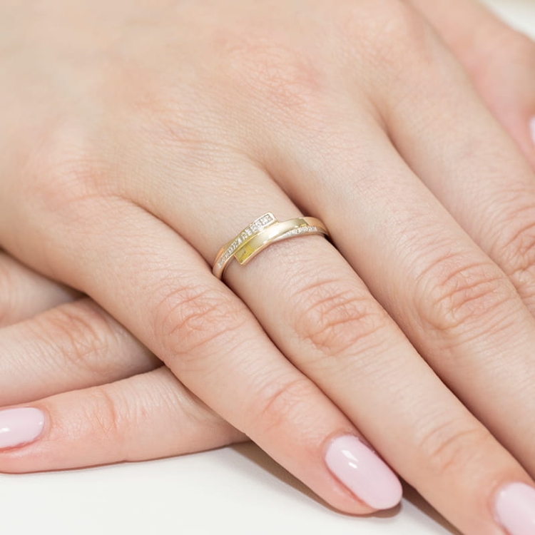 Pierścionek zaręczynowy z żółtego złota z diamentami 0,02ct Fire Of Love BW-196