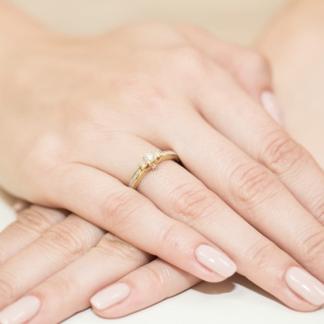 Przejdź do produktu Pierścionek zaręczynowy z żółtego złota z diamentami 0,42ct Fire Of Love