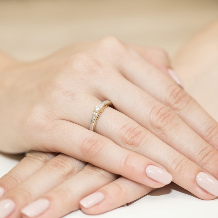 Pierścionek zaręczynowy z żółtego złota z diamentami 0,24ct Fire Of Love BW-201