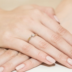 Pierścionek zaręczynowy z żółtego złota z diamentem 0,08ct Fire Of Love BW-211-0,08ct