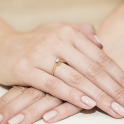 Pierścionek zaręczynowy z żółtego złota z diamentem 0,20ct Fire Of Love GW-220-0,20ct