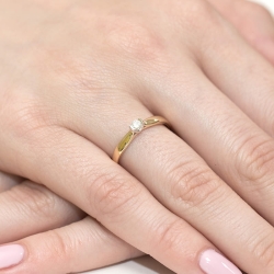 Pierścionek zaręczynowy z żółtego złota z diamentem 0,10ct Fire Of Love BW-223-0,10ct