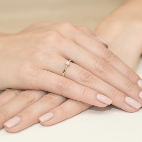 Przejdź do produktu Pierścionek zaręczynowy z żółtego złota z diamentem 0,10ct Fire Of Love