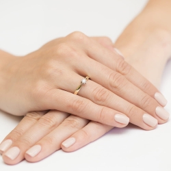 Pierścionek zaręczynowy z żółtego złota z diamentem 0,15ct Fire Of Love BW-228-0,15ct