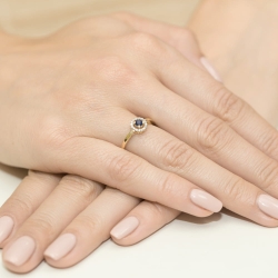 Pierścionek zaręczynowy z żółtego złota z szafirem i diamentami 0,08ct Fire Of Love BW-238-szafir