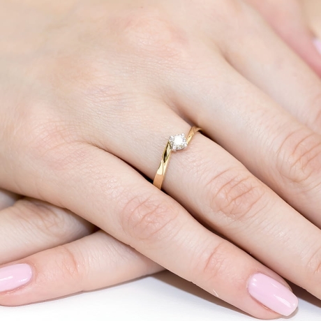 Przejdź do produktu Pierścionek zaręczynowy z żółtego złota z diamentem 0,20ct Fire Of Love