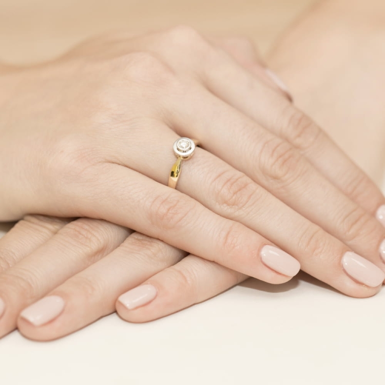 Pierścionek zaręczynowy z żółtego złota z diamentem 0,10ct Fire Of Love BW-294-0,10ct