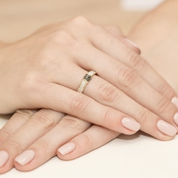 Pierścionek zaręczynowy z żółtego złota z czarnymi i białymi diamentami 0,14ct Fire Of Love BW-297-0,14ct