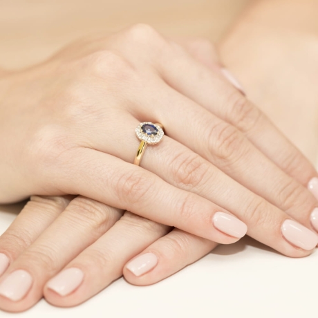 Przejdź do produktu Pierścionek zaręczynowy z żółtego złota z tanzanitem i diamentami 0,07ct Fire Of Love