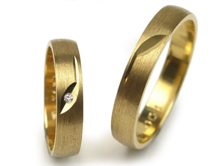 Obrączki ślubne z żółtego złota półokrągłe z cyrkonią 4mm Estetic E001