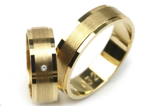 Przejdź do produktu Obrączki ślubne z żółtego złota płaskie z fazą z cyrkonią 6mm Estetic 