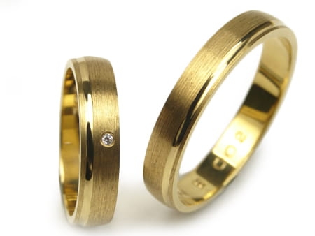 Przejdź do produktu Obrączki ślubne z żółtego złota półokrągłe z cyrkonią 4mm Estetic 