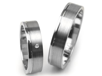 Obrączki ślubne z białego złota płaskie z cyrkonią 5mm Estetic E100-b