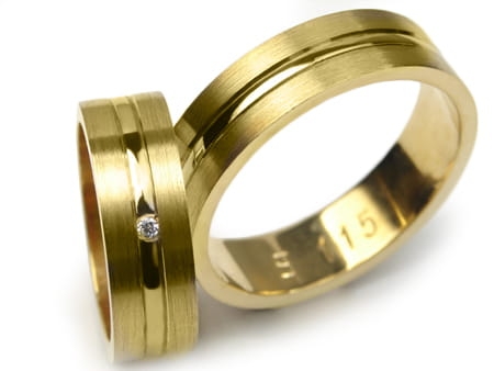 Przejdź do produktu Obrączki ślubne z żółtego złota płaskie z cyrkonią 6mm Estetic