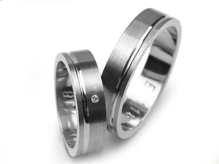 Obrączki ślubne z białego złota płaskie z cyrkonią 5mm Estetic  E118-b