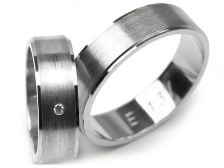 Obrączki ślubne z białego złota płaskie z cyrkonią 6mm Estetic  E137-b