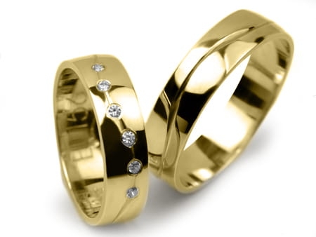 Obrączki ślubne z żółtego złota półokrągłe z cyrkoniami 5mm Estetic E156