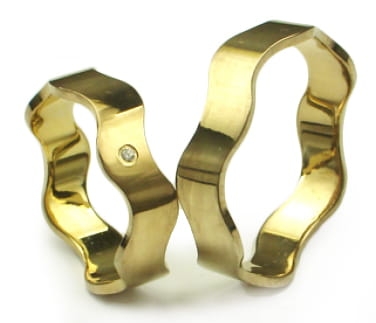 Obrączki ślubne z żółtego złota płaskie fala z cyrkonią 5,5mm Harmony H006