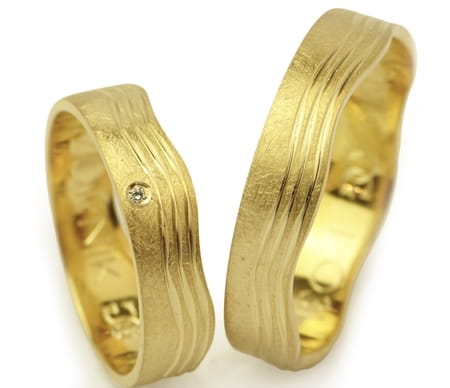 Obrączki ślubne z żółtego złota płaskie fala z cyrkonią 5mm Harmony H009