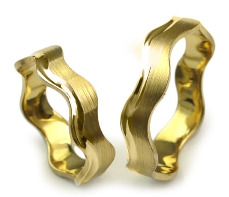 Obrączki ślubne z żółtego złota płaskie fala 5,5mm Harmony H007