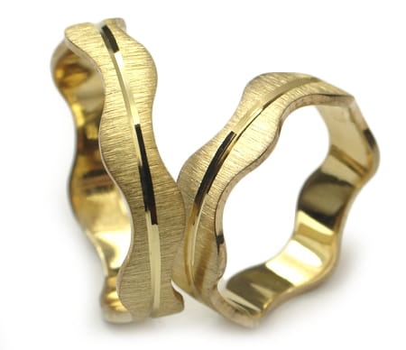 Obrączki ślubne z żółtego złota płaskie fala 5,5mm Harmony  H008