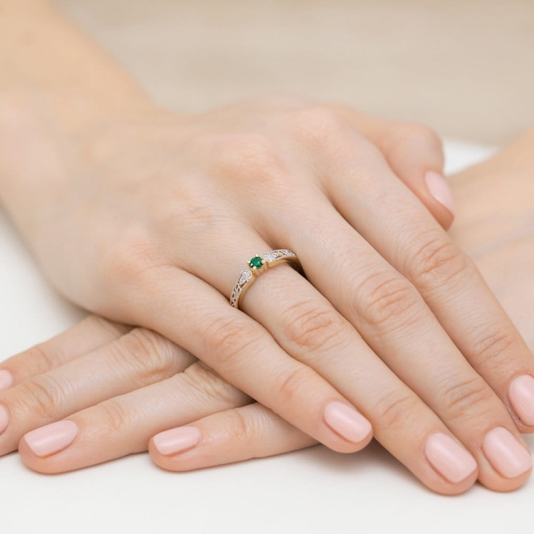 Pierścionek zaręczynowy z żółtego złota z szmaragdem i diamentami 0,03ct Fire Of Love BW-411-Szmaragd