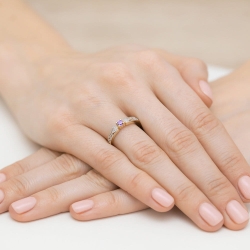 Pierścionek zaręczynowy z żółtego złota z tanzanitem i diamentami 0,03ct Fire Of Love BW-411-Tanzanit