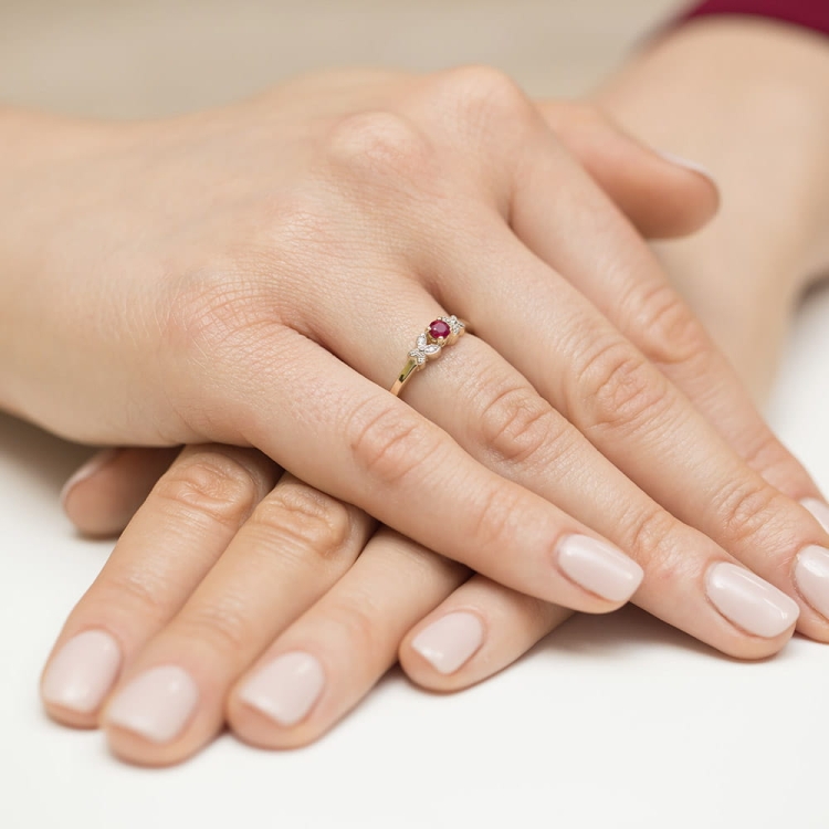Pierścionek zaręczynowy z żółtego złota z rubinem i diamentami 0,02ct Fire Of Love BW-414-rubin